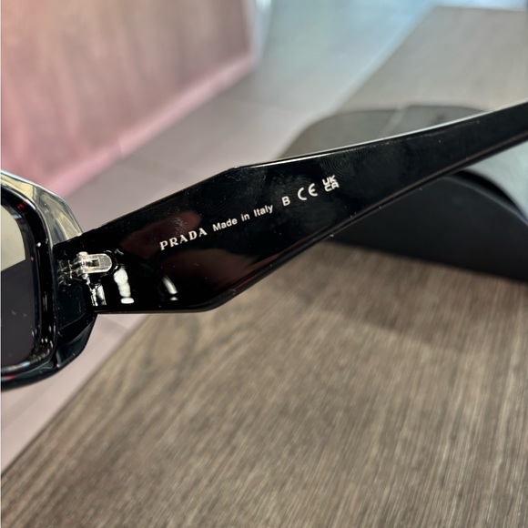 Prada - Picture 5 of 10